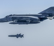 "굿바이, 팝아이"…50년 영공 지킨 F-4E 팬텀 마지막 실사격훈련