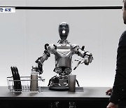 누워있던 로봇이 스스로 '벌떡'‥AI 탑재하며 '치열한 경쟁'