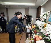 [포토]박종철 여사 빈소 조문하는 이준석 대표