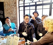 베니스에서 '광주 주먹밥' 만들어 나눠주는 예술위 정병국 위원장