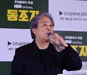 박찬욱 감독, 목이 타네 [포토]