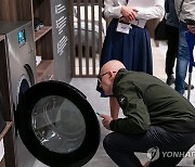 '비스포크 AI 콤보' 둘러보는 관람객들