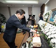 고 박종철 열사 어머니 빈소 찾은 더불어민주당 이재명 대표