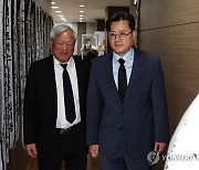 고 박종철 열사 어머니 빈소 찾은 더불어민주당 홍익표 원내대표
