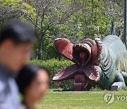 영화 '괴물' 조형물 철거 수순