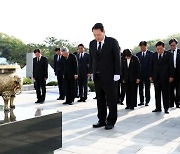 尹, 4·19 묘지 참배…"혁명으로 지킨 자유민주주의 더욱 발전"