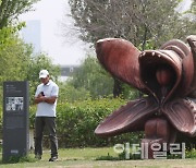 [포토]영화 '괴물' 조형물 관람하는 여행객