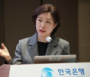 떠나는 조윤제·서영경…"통화정책, 새로운 도전 계속해야"(종합)