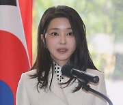 '넉 달째 잠행' 김건희 여사, 공개활동 재개 시점 저울질?