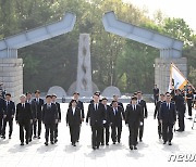 윤석열 대통령, 국립 4·19 민주묘지 참배