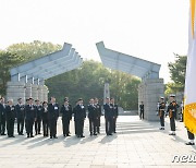 4·19 민주묘지 찾은 윤석열 대통령