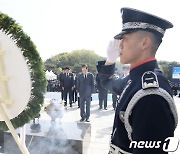 국립4.19민주묘지서 묵념하는 한덕수 총리