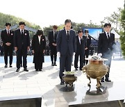 한덕수 총리, 국립4.19민주묘지 기념탑 참배