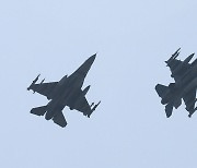 짝지어 비행하는 F-16 전투기
