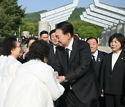 "자기애가 과한 듯" 용산, 尹 4.19 참배 비판한 조국당에 반격