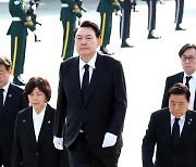 尹 "자유민주주의 더욱 발전시켜나가겠다"…4·19묘지 참배