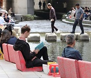 Seoul Outdoor Library reopens with expansion to Cheonggyecheon