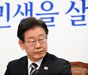 [헤럴드pic] 회의시작을 기다리는 이재명 더불어민주당 대표