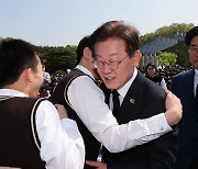 학생과 포옹하는 이재명 대표