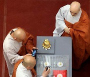 '회암사 사리 이운 고불식' 석가모니 사리 살펴보는 스님들