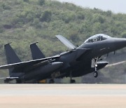 이륙하는 F-15K 전투기