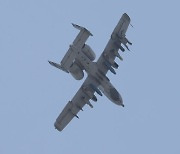 비행하는 미공군의 A-10 공격기