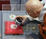 ‘콩알보다 작은’ 부처님 흔적···100년 만에 돌아온 ‘석가모니 사리’ 공개