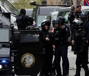 '수류탄 벨트' 찬 남자, 파리 이란 영사관으로···경찰과 대치중