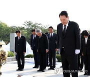 윤석열 대통령, 4·19혁명 기념 국립 4·19민주묘지 조조 참배