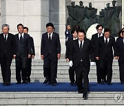 윤석열 대통령, 4·19혁명기념 국립4·19민주묘지 조조 참배
