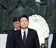 윤석열 대통령, 4·19혁명 기념 국립4·19민주묘지 조조 참배