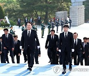 윤석열 대통령, 4·19혁명기념 국립4·19민주묘지 참배