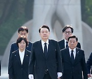 윤석열 대통령, 4·19혁명기념 국립4·19민주묘지 참배