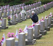 김주열 열사 묘소 찾은 시민