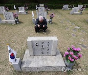 김주열 열사 묘소 찾은 시민