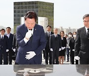 [동정] 박완수 경남지사, 국립 3·15 민주묘지 참배