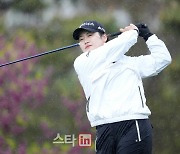 [포토]홍현지 '비바람속 연습 스윙'