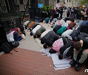 [포토] 미 뉴욕 컬럼비아대 앞에서 기도하는 친팔 시위대