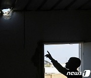 [포토] 이란의 공습으로 구멍 뚫린 지붕
