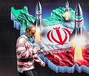 [포토] 이란과 미사일 그려진 벽화 앞 지나가는 남성