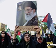 [포토] 이란 최고지도자 사진 들고 거리로 나선 이란인들