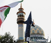 [포토] 이란 미사일 모형 들고 거리로 나선 이란인들
