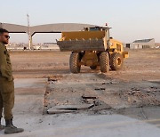 [포토] 이란 공습으로 타격 입은 이스라엘 네바팀 공군기지