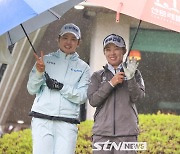 [포토]박도영-김수지, 비가 와도 기념샷은 해야죠