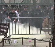 트럼프 재판 뉴욕법원 밖에서 남성 분신...병원 이송