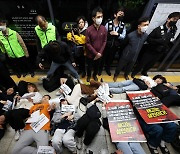 "지하철 승강장에 사람들이 누워있어요"…장애인단체들 '시위'