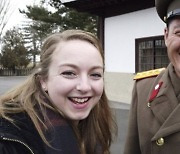 북한 군인과 '셀카'찍고 DMZ 활보한 영국 여성…누구길래?