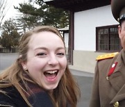 DMZ 北 군인과 ‘활짝’ 웃으며 셀카…북한 곳곳 자유롭게 관광한 英 여성