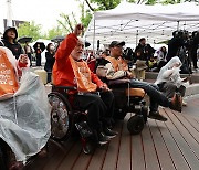 장애인단체들, 장애인의날 한성대역 승강장 누워 '다이인' 시위