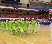 체육대회 개막식서 행진하는 평양의대병원 선수들